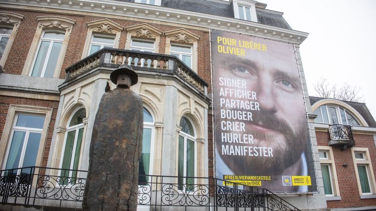 Namur : une bâche de soutien à Olivier Vandecasteele sur la façade de l'Elysette
