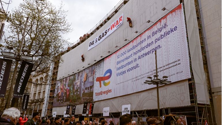 Guerre en Ukraine : Greenpeace mène une action à Anvers pour protester contre les activités russes de TotalEnergies
