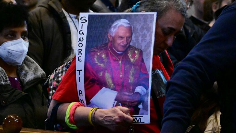 Vatican : comment l'Eglise catholique évoluera-t-elle après le décès de Benoît XVI ?