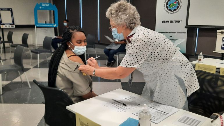 Du porte-à-porte pour convaincre les Sud-Africains de se faire vacciner contre le coronavirus