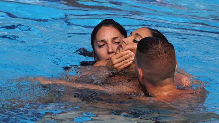 Nageuse sauvée de la noyade : "J'ai dû sauter parce que les sauveteurs ne le faisaient pas", raconte son entraineuse