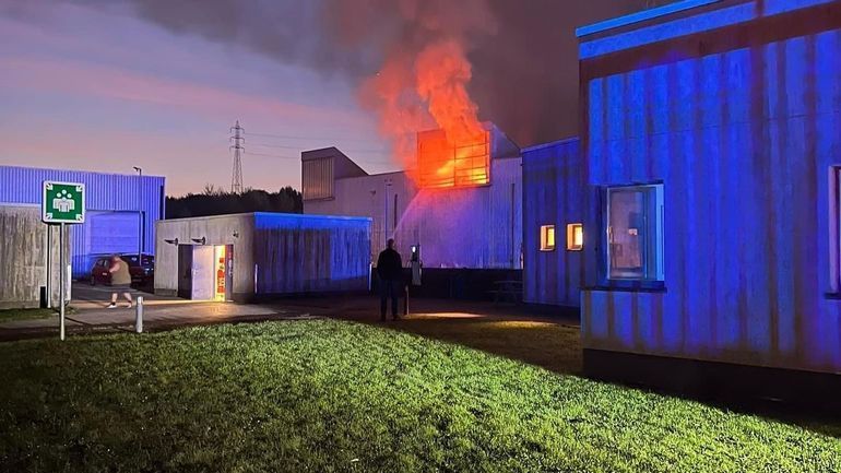 Mont-Saint-Guibert : les fumées de l'incendie survenu au centre inBW de la sablière ne seraient pas toxiques, selon les premières analyses