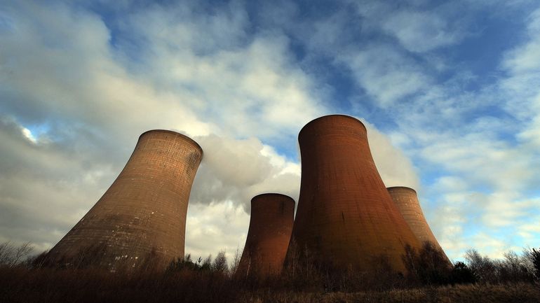 Royaume-Uni : les images impressionnantes de la destruction d'une centrale à charbon (vidéo)