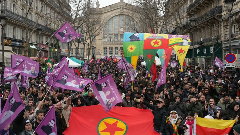 France : un an après l'attentat de la rue d'Enghien, plus de 10.000 personnes de la communauté kurde manifestent dans les rues de Paris