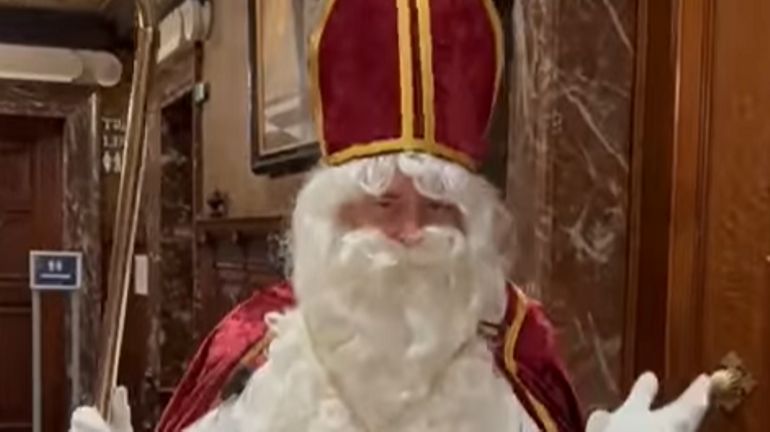 Bart De Wever, le candidat Premier ministre, se déguise en Saint-Nicolas et s'adresse aux 