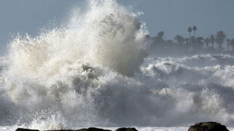 Des vagues géantes s'écrasent sur la côte ouest américaine