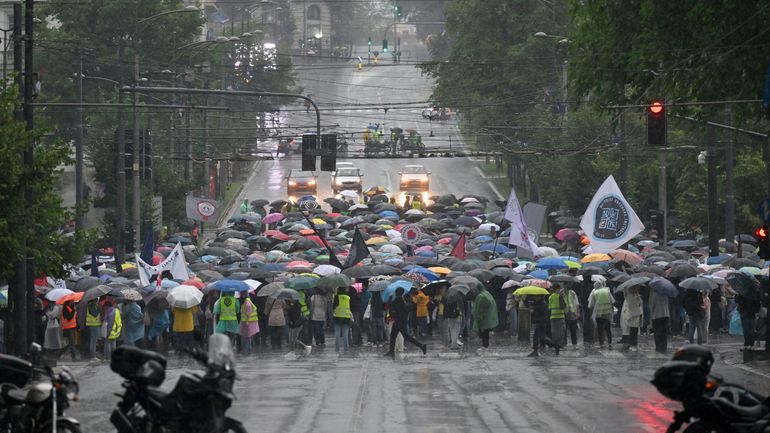Serbie : des milliers de manifestants à Belgrade pour des législatives anticipées