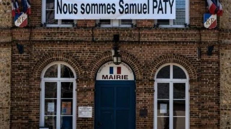 Assassinat de Samuel Paty France : la femme interpellée à Nîmes mardi est à présent inculpée