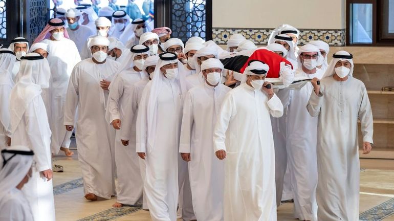Emmanuel Macron dimanche à Abou Dhabi pour rendre hommage au président décédé des Emirats... et saluer 