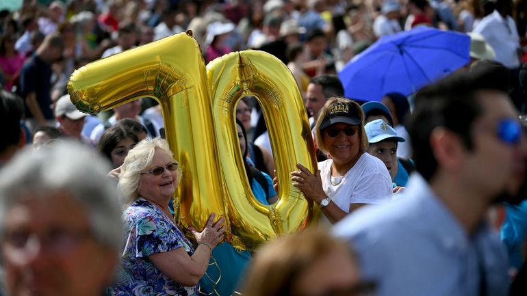 A Rome, une messe dominicale et des fidèles qui célèbrent les 70 ans du pape Leon XIV