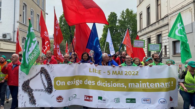 Ras-le-bol dans les écoles, manifestation à Liège: plus de 10.000 profs dans la rue