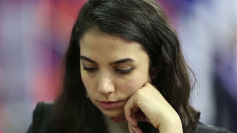 Sara Khadem, la meilleure joueuse d'échecs iranienne, défie son gouvernement