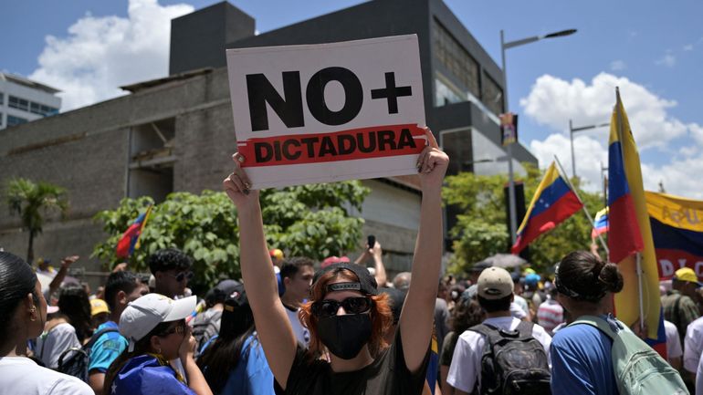 Crise au Venezuela : quatre journalistes inculpés de terrorisme