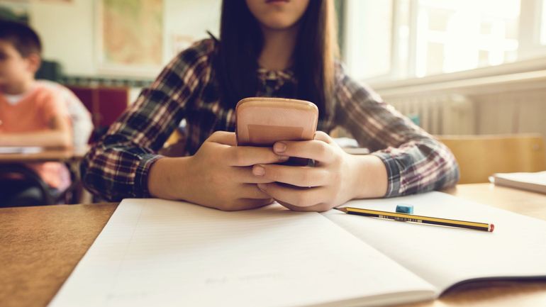 Est-ce vraiment la fin du smartphone à l’école ?