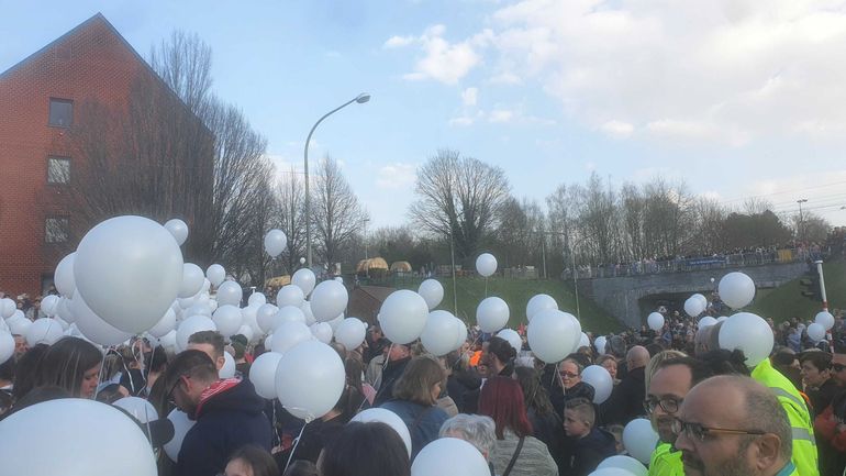 Une voiture fonce dans la foule à Strépy : des centaines de ballons blancs pour rendre hommage aux victimes du drame
