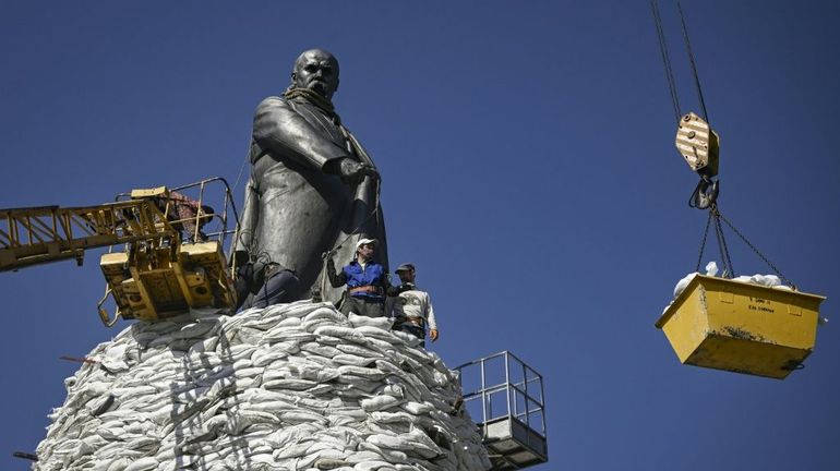 Guerre en Ukraine : la population de Kharkiv tente de sauver la statue du poète Chevtchenko des obus