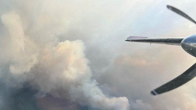 Un feu de forêt atteint une ville située dans le plus grand parc des Rocheuses canadiennes