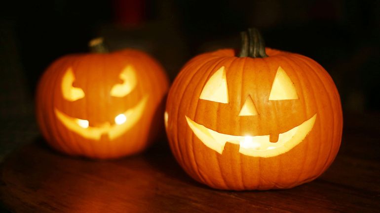 Découpe d'une citrouille pour Halloween, les astuces de Fanny