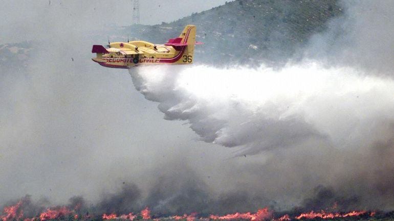 Incendie dans le sud de l'Italie : un millier de touristes évacués