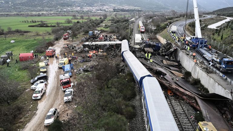 Collision entre deux trains en Grèce : le régulateur des chemins de fer pointe de 