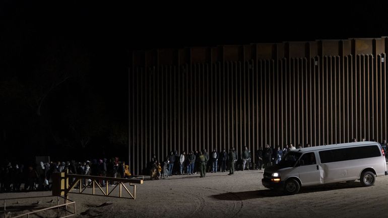 Une mesure bloquant les migrants à la frontière américaine maintenue par la Cour suprême