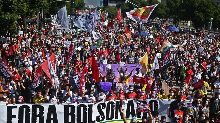 Des milliers de Brésiliens manifestent contre Bolsonaro, suite aux accusations de 