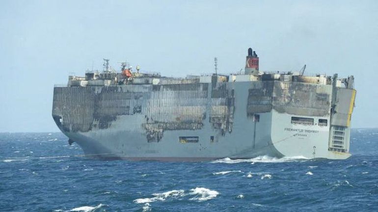 Cargo en feu au large des Pays-Bas : le Fremantle Highway sera remorqué au port d'Ems