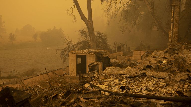 USA : en Californie, le plus vaste incendie de l'année progresse, deux morts