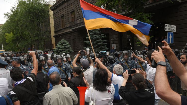 Arménie : des milliers de manifestants contre le Premier ministre Pachinian