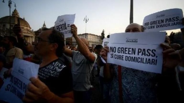 Coronavirus en Italie : manifestation à Rome contre le pass sanitaire généralisé à tous les lieux de travail
