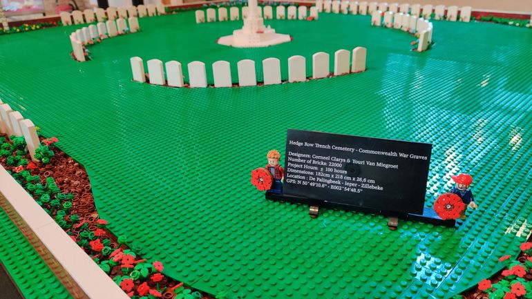 Des habitants d'Ypres recréent un cimetière de la Première Guerre mondiale en Lego