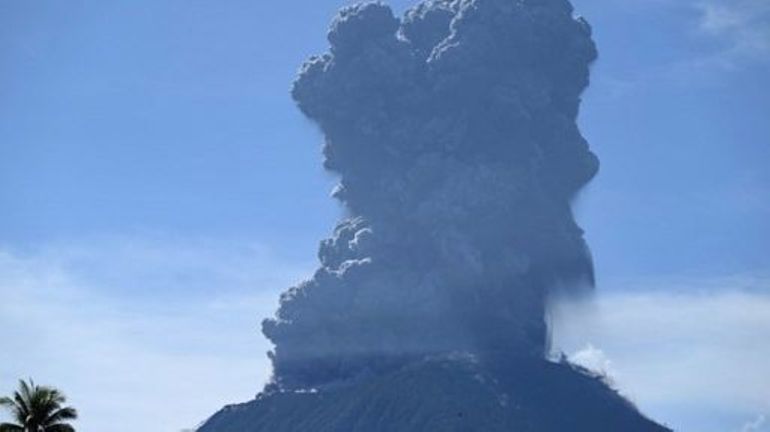 Indonésie : le volcan Ibu est de nouveau entré en éruption lundi, projetant une colonne de cendres à 6 km au-dessus du sommet
