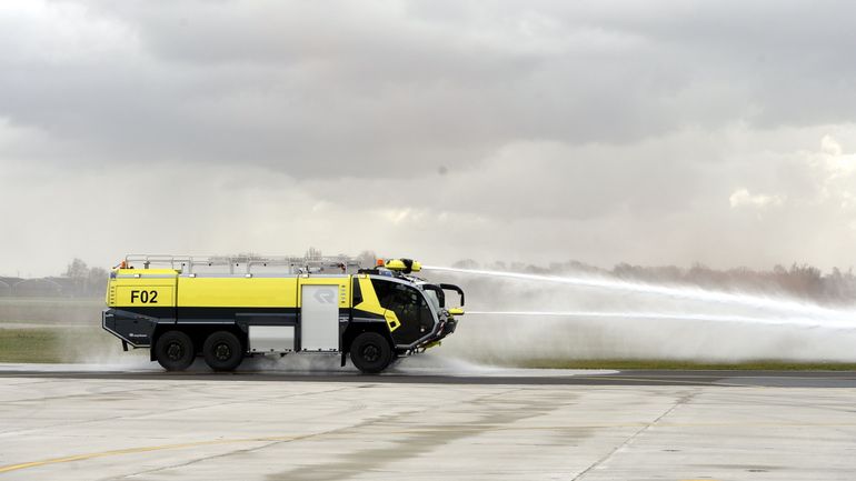 Un camion de pompiers appelé Panther en exercice sur la base aérienne de Beauvechain.