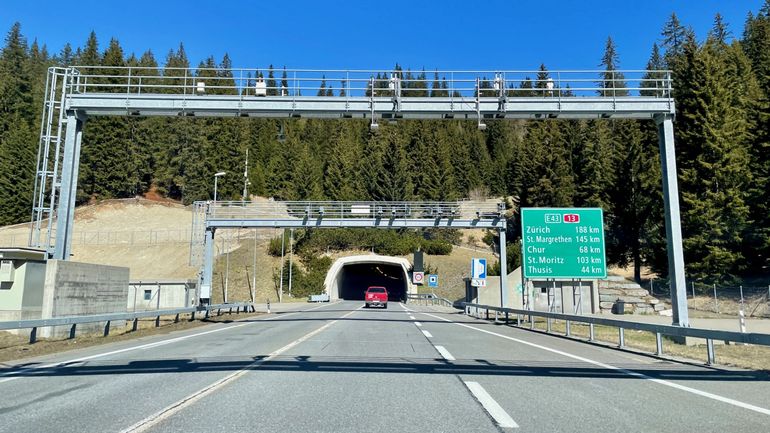 Intempéries en Suisse : l'autoroute A13 fermée au tunnel du San Bernardino, les voyageurs invités à modifier leur itinéraire vers l'Italie