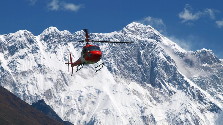 Tous les vols d'hélicoptères suspendus dans la région de l'Everest en raison d'une controverse liée à l'impact sur l'environnement