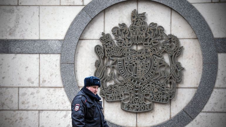 Tensions sur fond de soupçons d'espionnage : Moscou exclut deux diplomates britanniques, Londres dénonce des accusations 