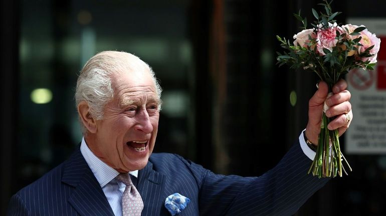 Royaume-Uni : le roi Charles III souriant reprend ses activités publiques alors qu'il est traité pour un cancer