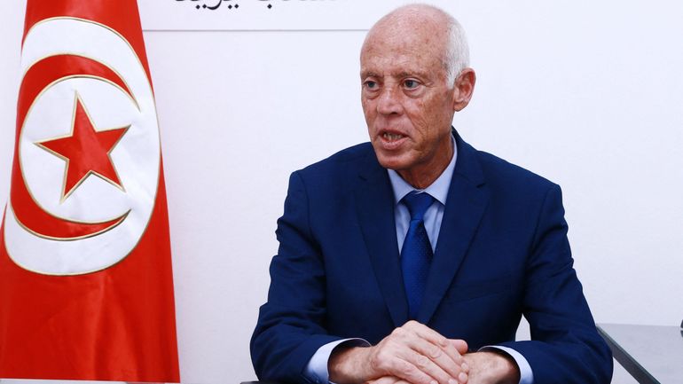 Tunisie: le président limoge deux ministres