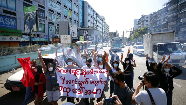 En Birmanie, des militaires foncent en voiture sur des manifestants, faisant 3 blessés