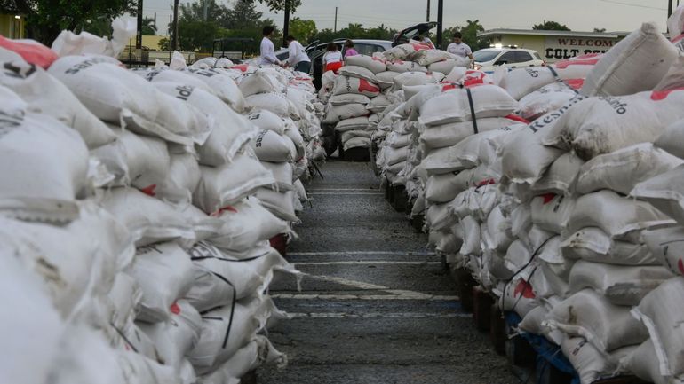 États-Unis : l'ouragan Milton rétrogradé mais encore 