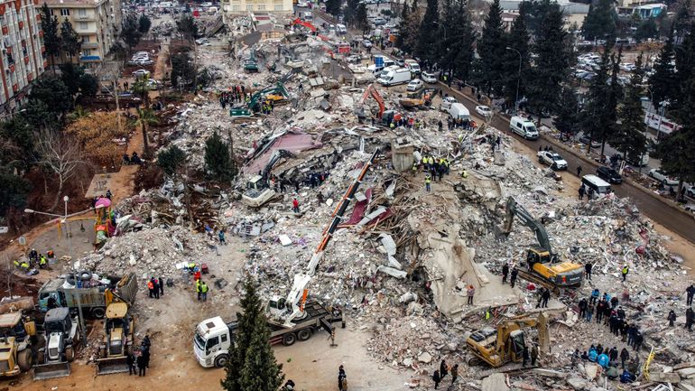 Séisme : une douzaine d'arrestations en Turquie après l'effondrement de milliers de bâtiments