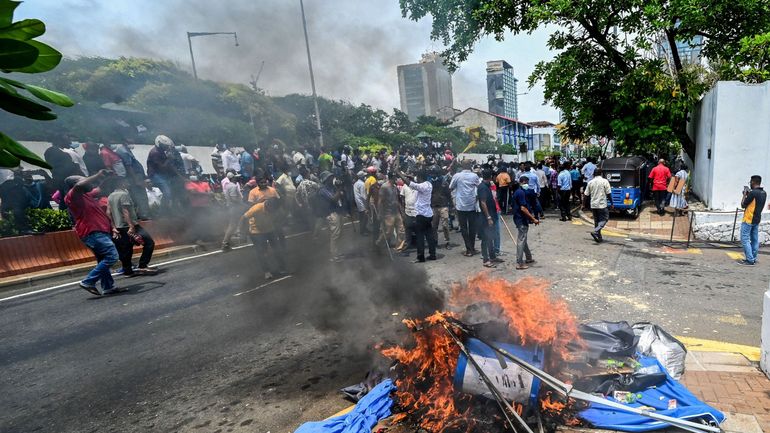 Crise au Sri Lanka : des manifestants défient le couvre-feu, l'ONU condamne 