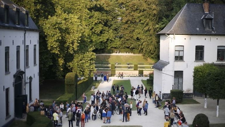 Gestes non désirés, remarques sexistes et insultantes : le licenciement d'un membre du personnel de La Cambre suspendu par le Conseil d'Etat