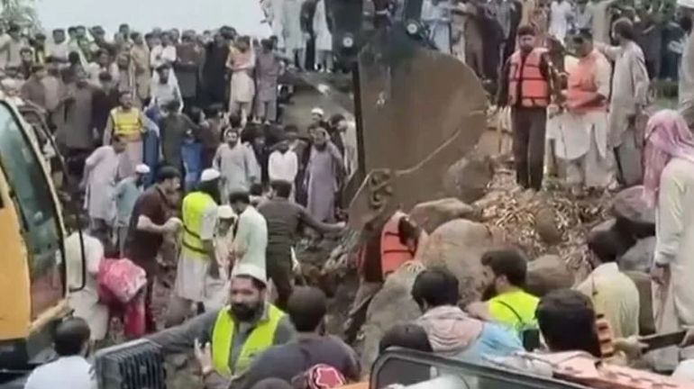 Pakistan et Inde : la mousson a fait près de 200 morts en 24 heures et un hélicoptère de secours s'est écrasé