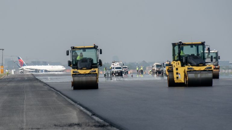 Aéroport de Bruxelles-Zaventem : les travaux titanesques de rénovation d'une piste sont presque terminés