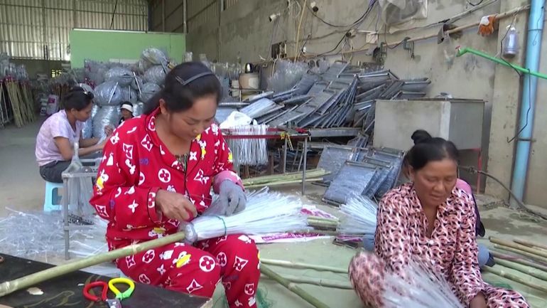 Au Cambodge, des tonnes de bouteilles en plastique métamorphosées en balais pour vaincre la pollution