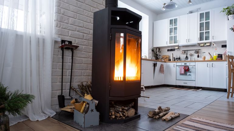 Pour se chauffer cet hiver, le bois reste l'option la moins chère, malgré la baisse sensible des prix du mazout