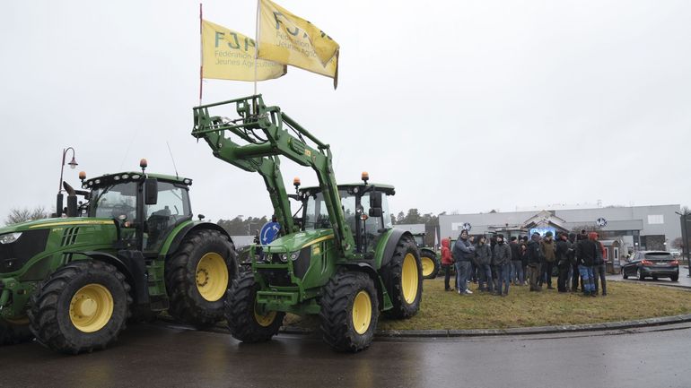 Les jeunes agriculteurs présents ce vendredi devant des centres de distribution avant une importante réunion sur les prix