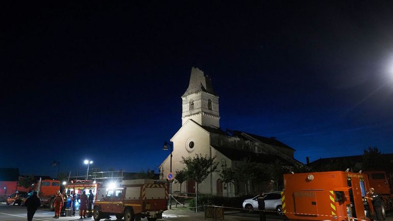 France: les images impressionnantes d'une tornade qui arrache le toit d'une église