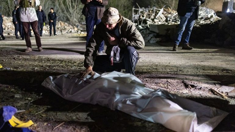 Guerre en Ukraine : Moscou frappe la population d'un village rassemblée pour des funérailles, 51 morts à déplorer